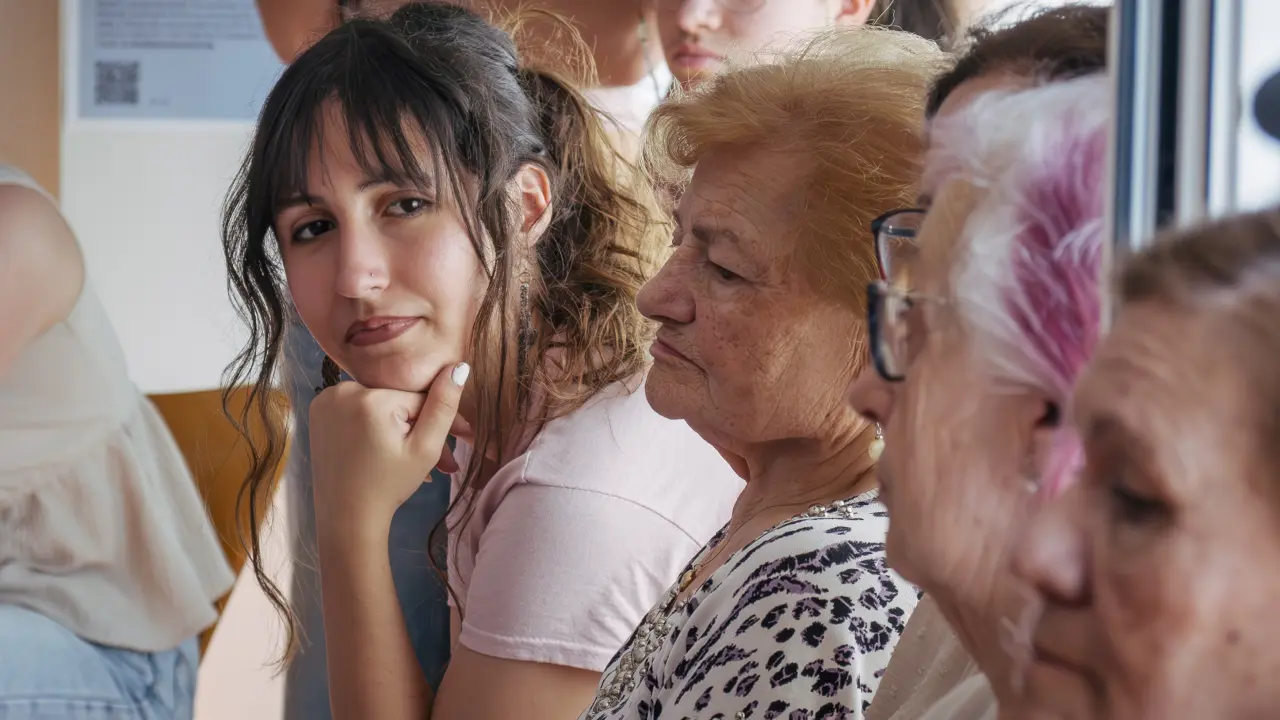 Siete de cada diez españoles creen que la sociedad abandona a las personas mayores y a los jóvenes