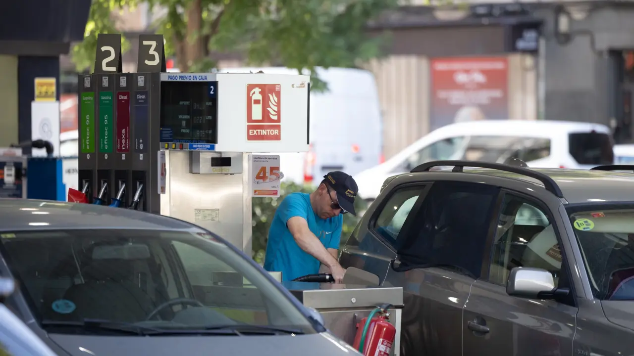 Los carburantes se disparan un 24% y la luz un 9% y llevan la inflación al 4,3%, máximo desde 2023