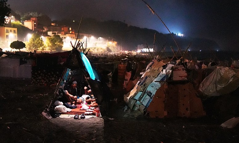 Ceuta se queda sin capacidad para los migrantes: el puerto se llena y las playas vuelven a convertirse en campamentos