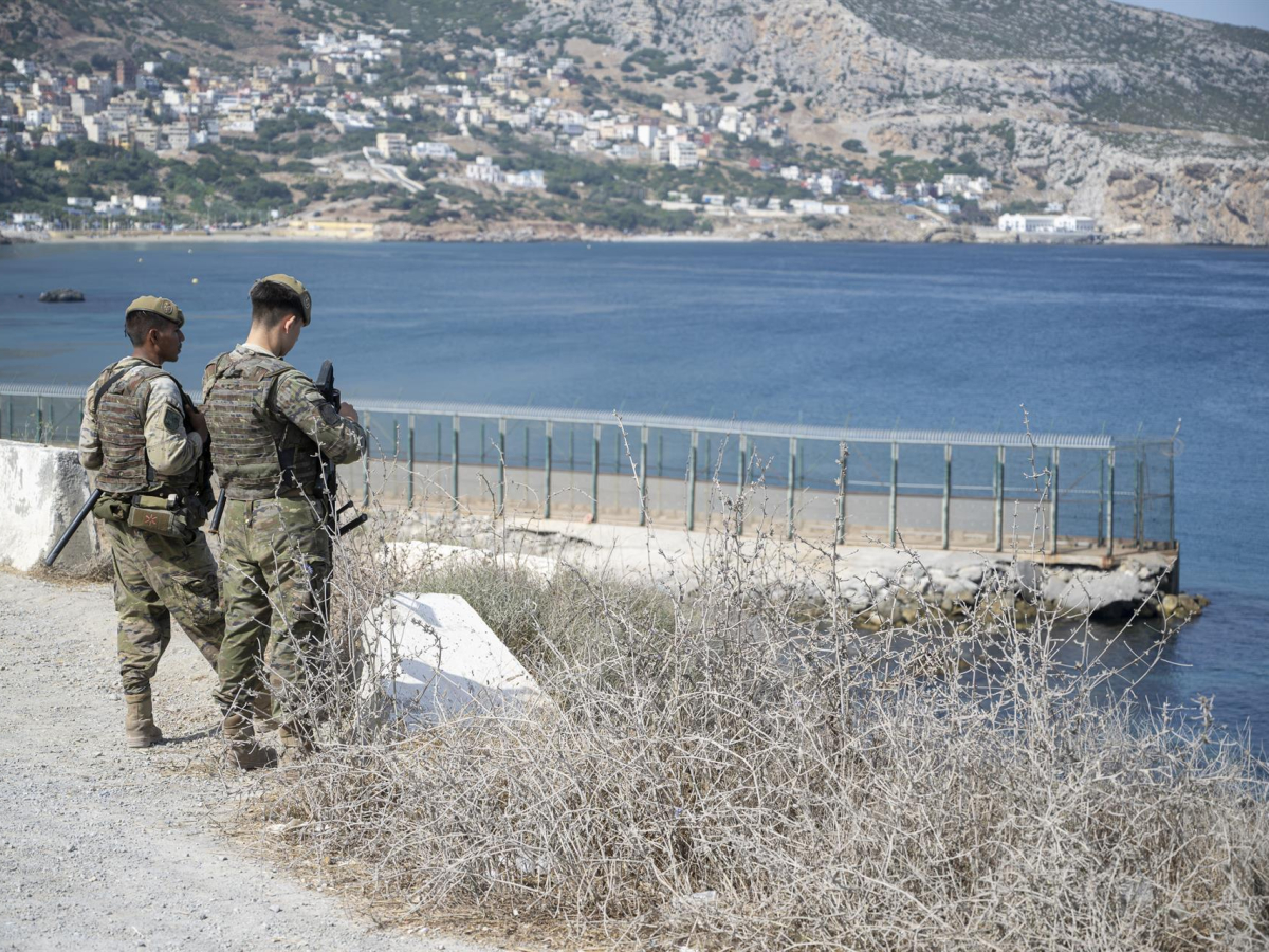 Una ONG denuncia que una patrulla militar bloqueó durante dos horas su reparto de comida a migrantes en Ceuta