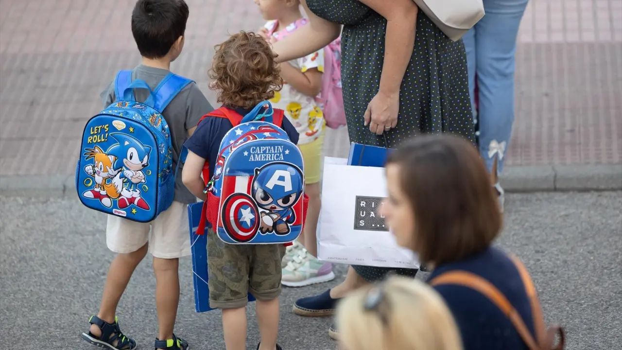 La vuelta al cole agranda la brecha entre familias: hasta 345 euros de diferencia por hijo según dónde y cómo estudie