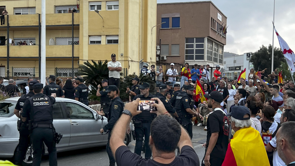 Un bulo de la ultraderecha sobre una ONG termina en un ataque violento contra una diputada en el puerto de Ceuta