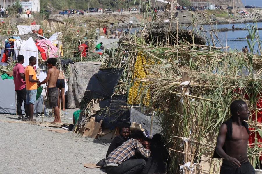 En la playa del Trampolín, miles de migrantes de Ceuta esperan un traslado que no tiene sitio para todos
