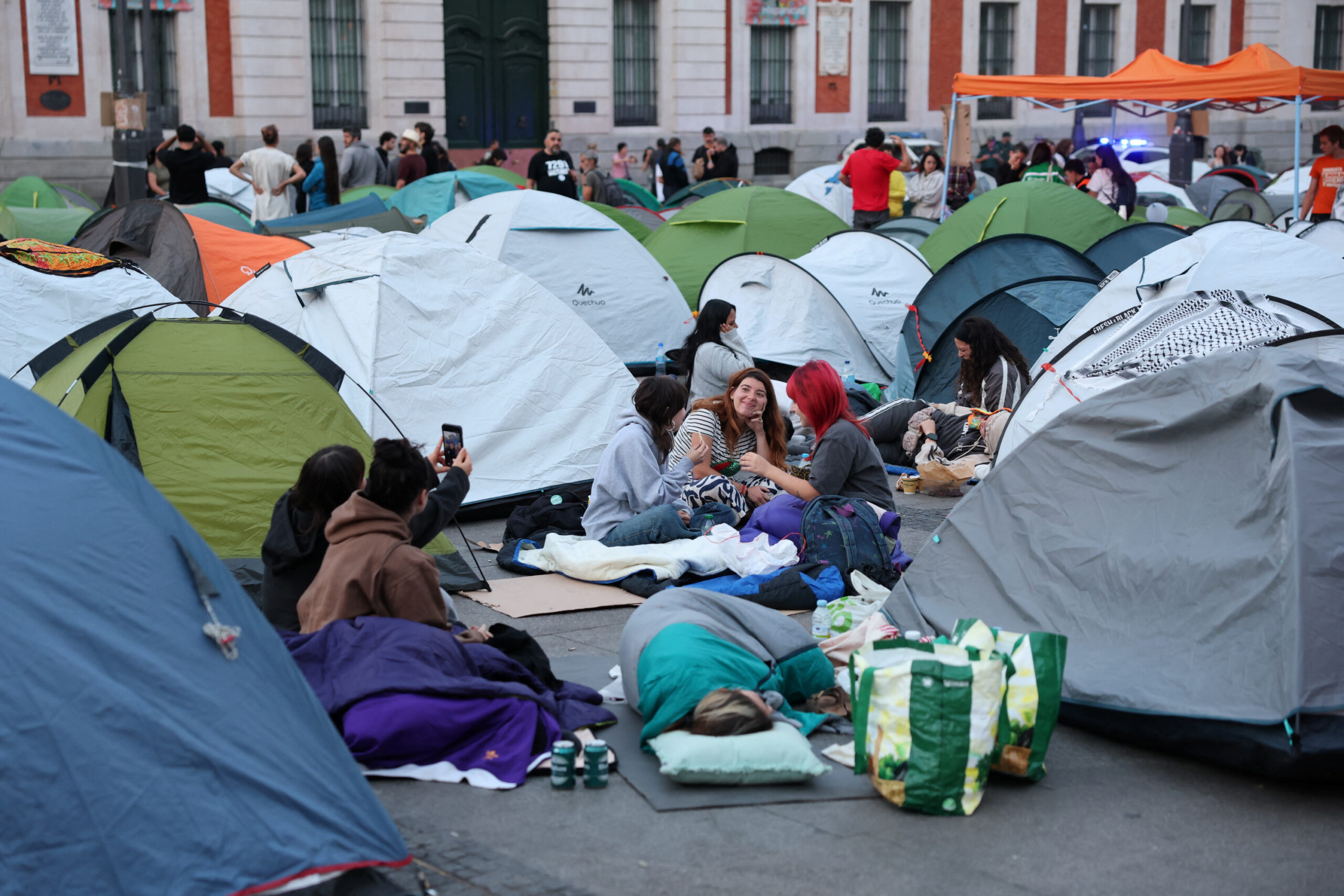La Puerta del Sol de Madrid amanece con cientos de personas acampadas contra la crisis de la vivienda