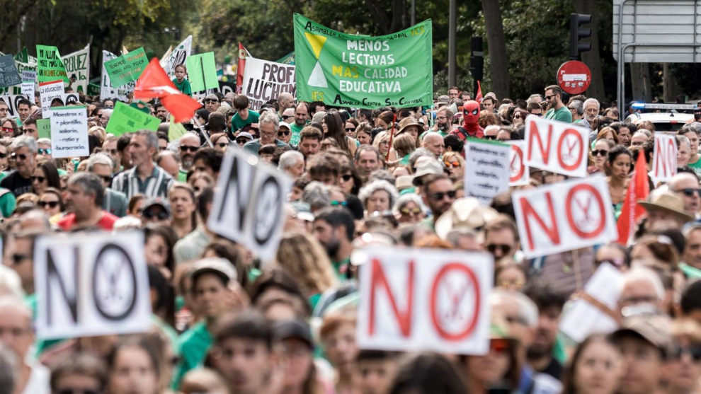 Los docentes madrileños exigen menos horas de clase, ratios más bajas y 600 euros más al mes y convocan una huelga indefinida