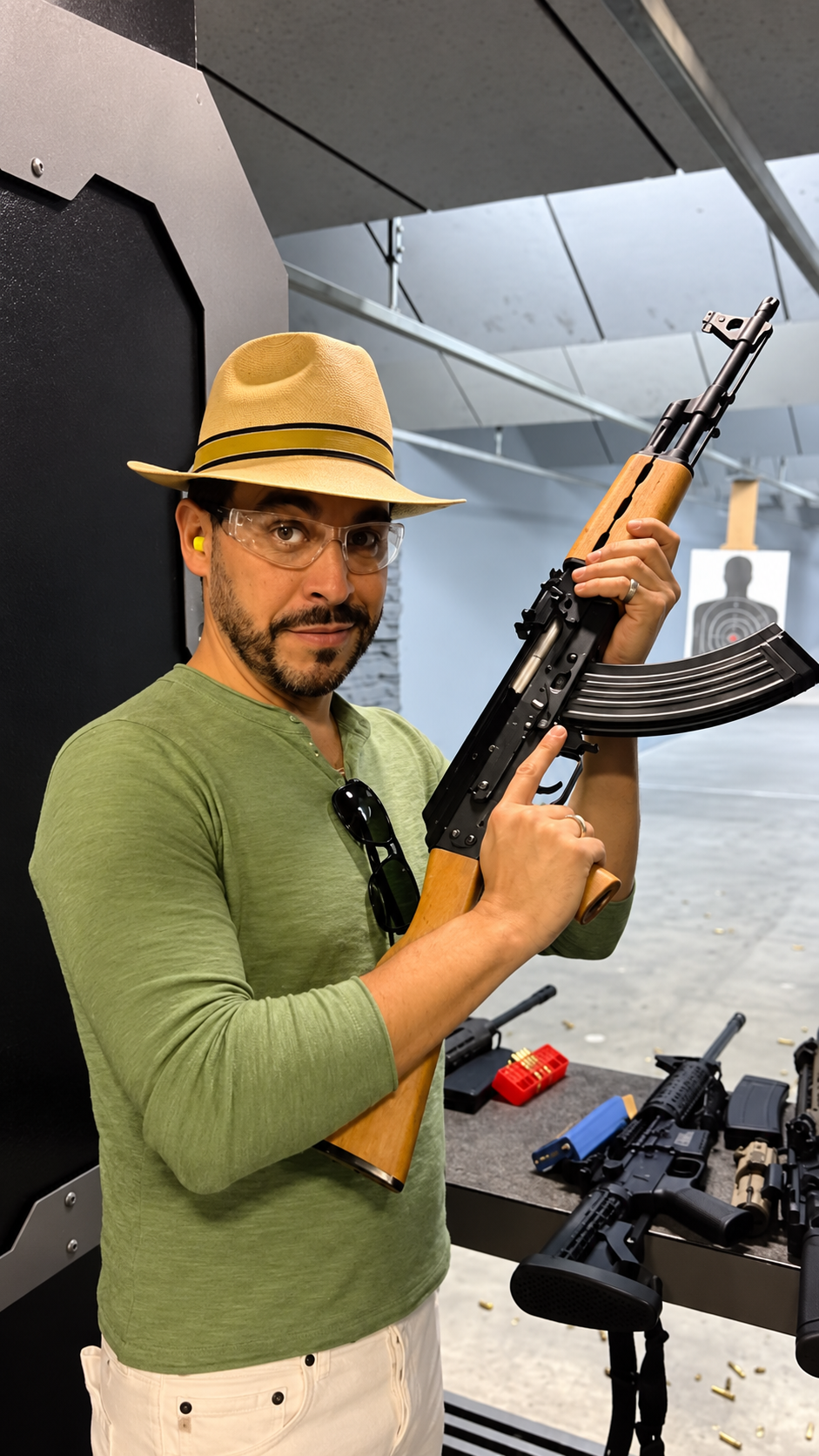 De la Espriella cumple su palabra: más armas para Colombia y otra copia de lo peor de Estados Unidos