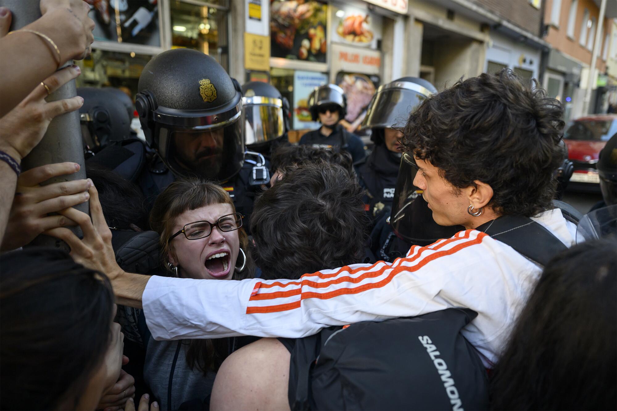 Patriotismo, vivienda y fondos buitre: el contraste que deja el desahucio de Maricarmen