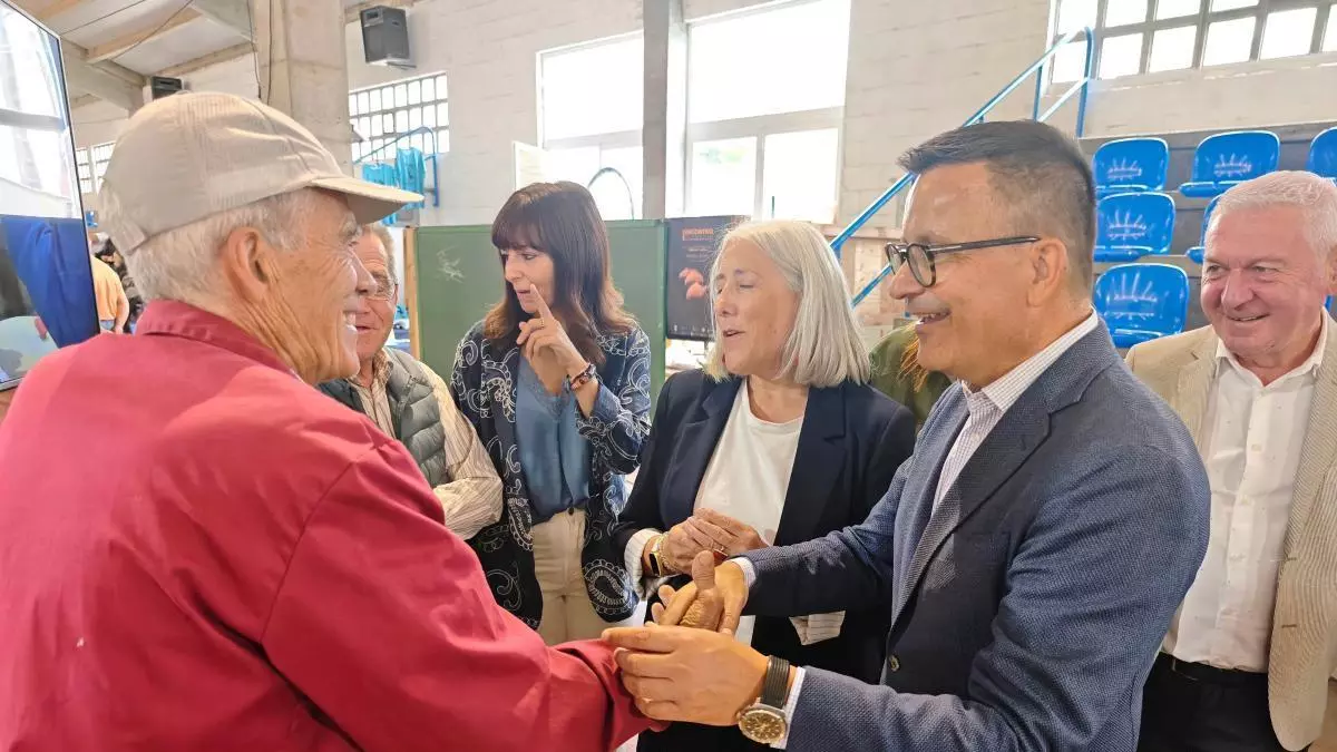 El conselleiro de Empleo de Galicia mantiene parte de una empresa ligada a la bodega familiar sancionada por explotar migrantes