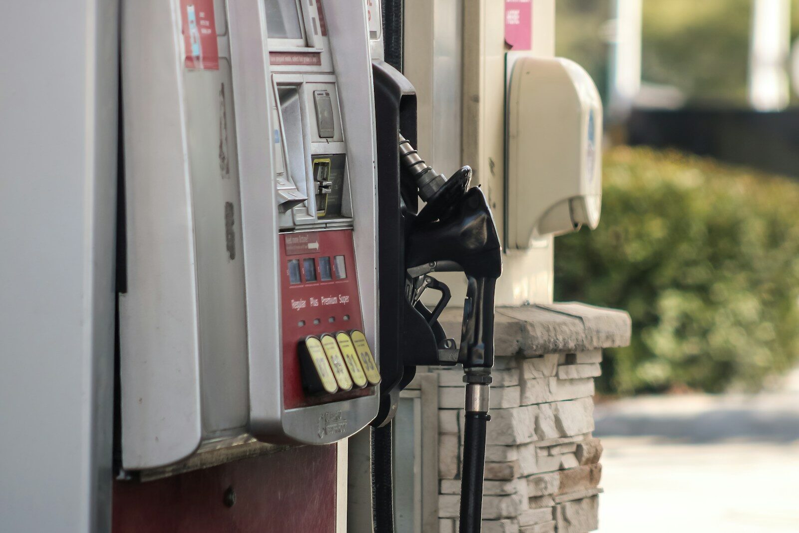 El Gobierno prorroga hasta diciembre las rebajas fiscales en gasolina y diésel y limita el precio del gas este invierno