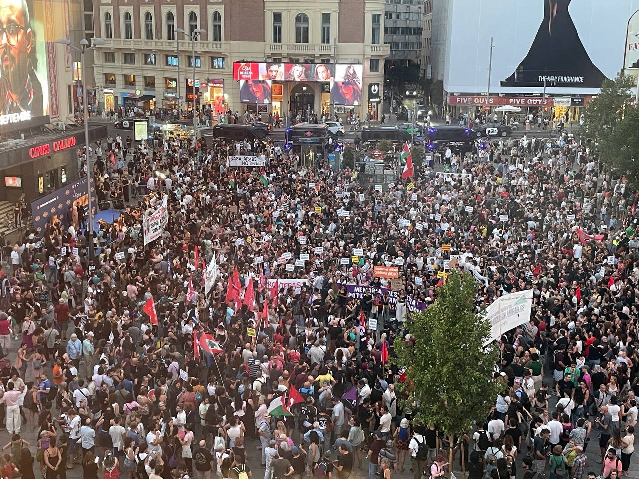 Manifestaciones en Madrid y otras ciudades plantan cara al discurso de odio contra los migrantes con el lema «Ningún ser humano es ilegal»