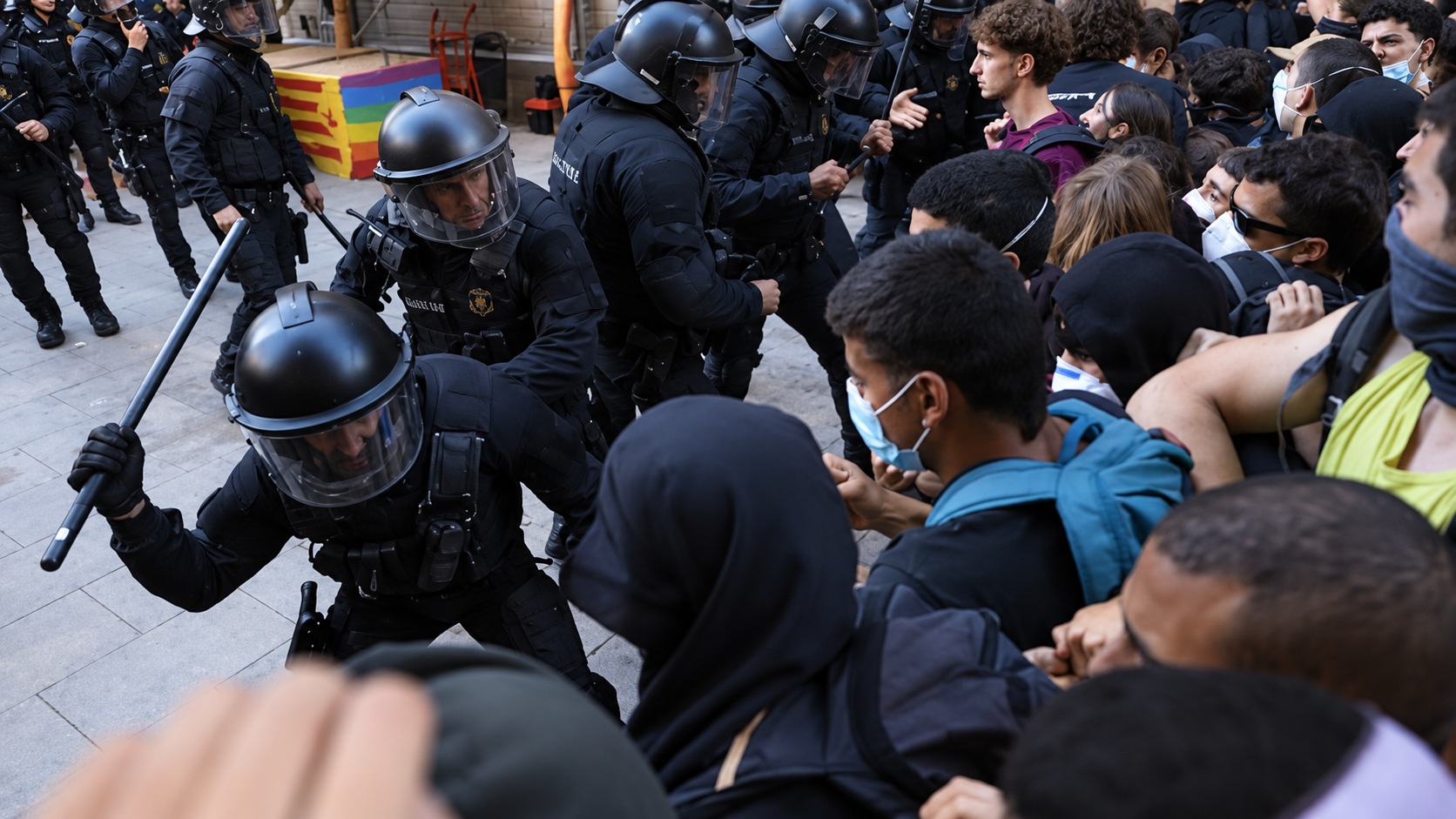 Mossos cargan contra manifestantes mientras blindan a Aliança Catalana: proteger el acto, reprimir la protesta