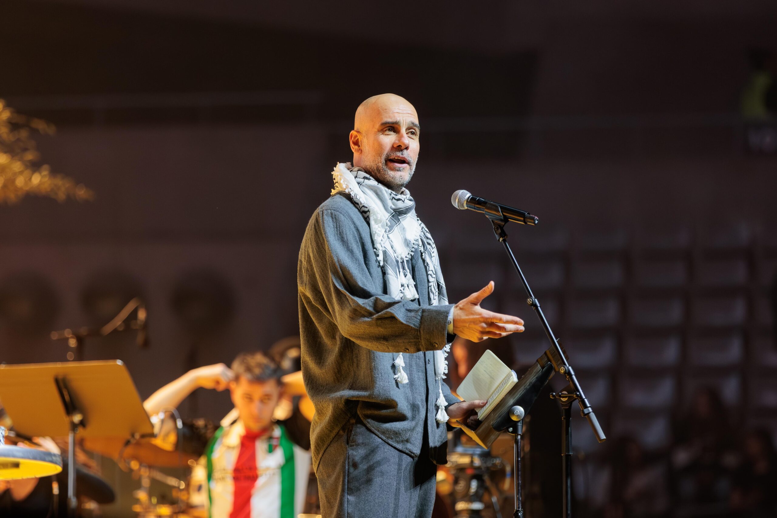 «Las bombas quieren provocar silencio»: Guardiola volvió a utilizar el fútbol para hablar de Gaza