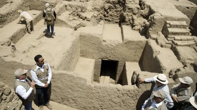Arqueólogos hallan en Perú una tumba chimú intacta tras 600 años sellada