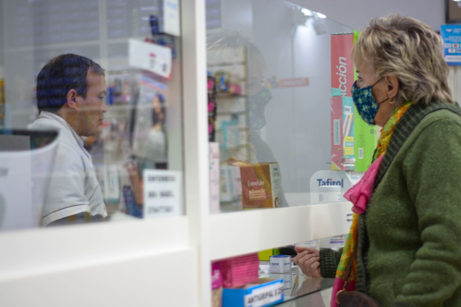 La escasez de Lenzetto, un espray de estradiol, deja a mujeres con menopausia y a mujeres trans con pocas alternativas financiadas