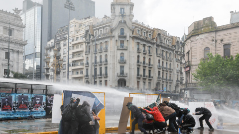 Gases lacrimógenos y chorros de agua contra miles de personas que defendían la universidad pública en Buenos Aires