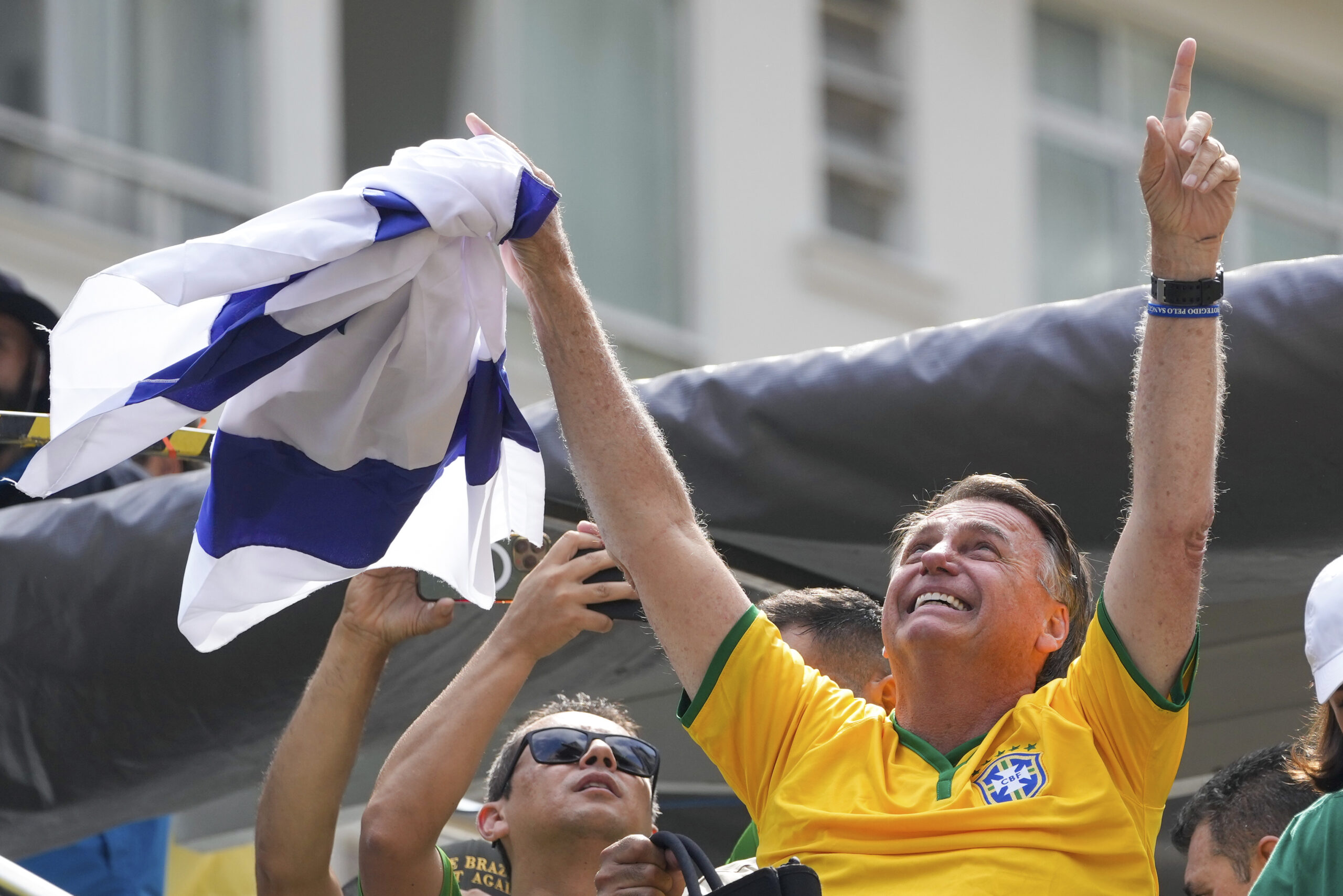 La ultraderecha vence en Brasil: Flávio Bolsonaro gana la primera vuelta y se enfrentará a Lula por la Presidencia