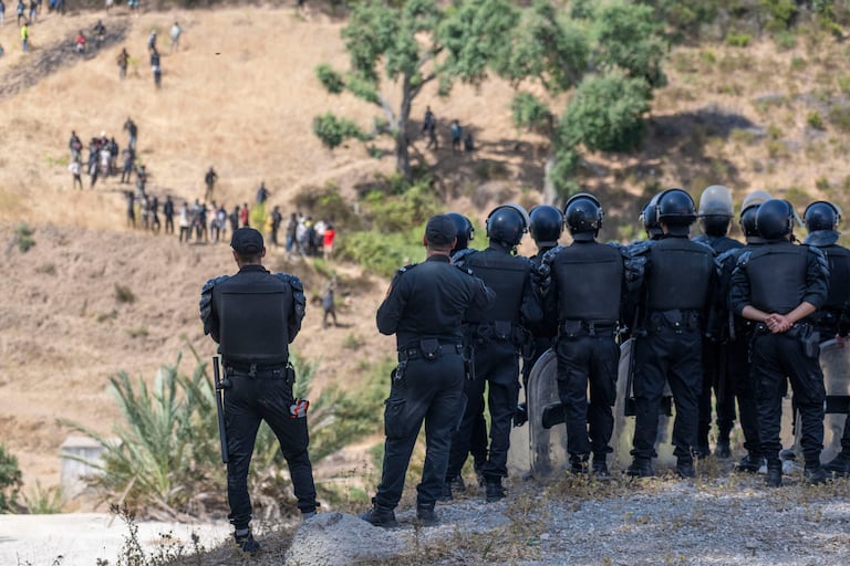 La Policía despliega su primer operativo en las barriadas de Ceuta para localizar a migrantes y decenas huyen hacia los montes