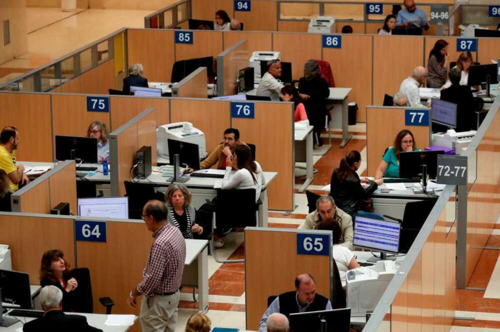 El Gobierno garantiza una subida salarial del 4,5% para más de tres millones de funcionarios en 2027, pero aún no fija la fecha de aprobación