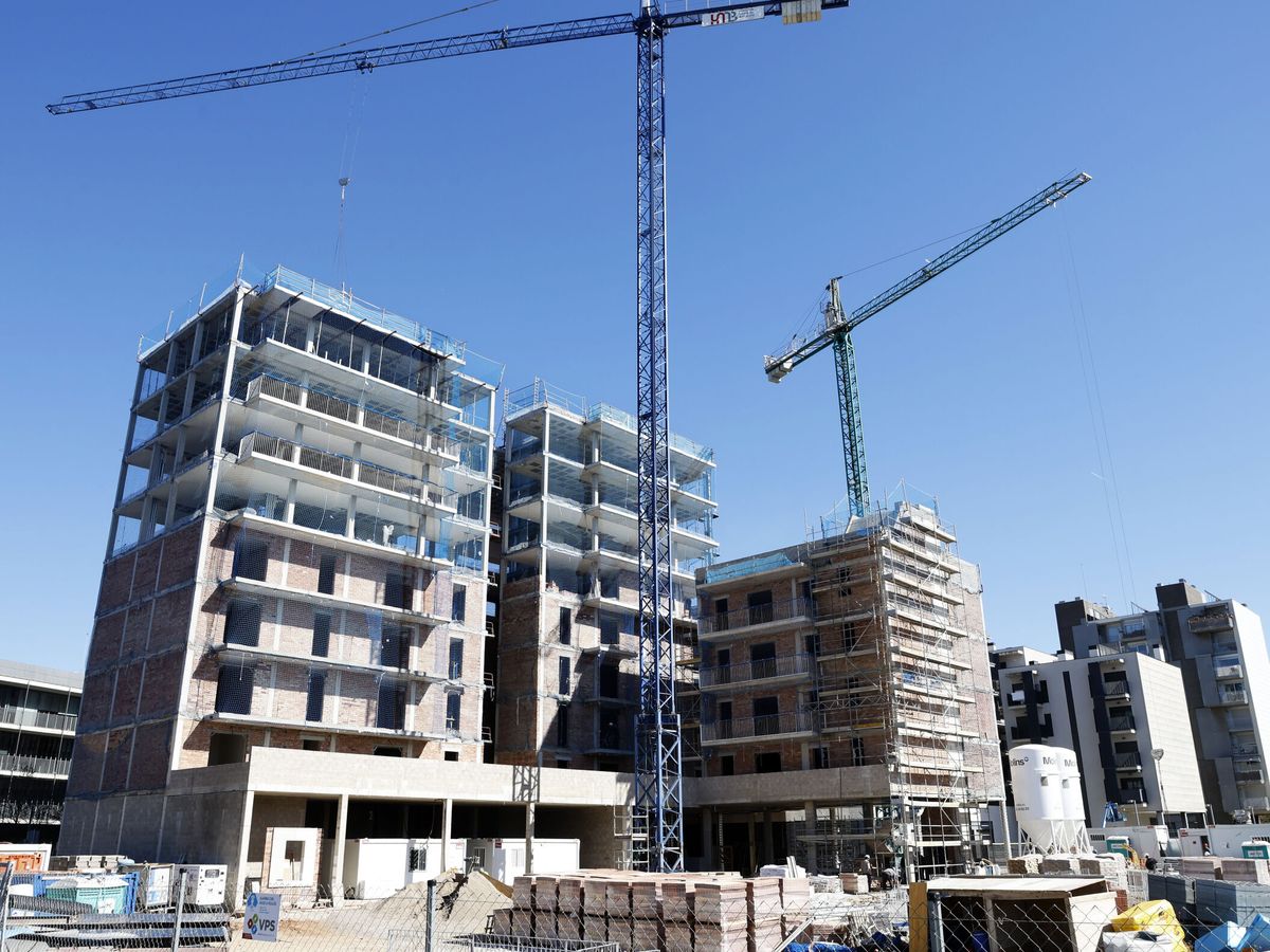 ¿Por qué faltan viviendas en España? La falta de suelo urbanizado, las licencias que tardan hasta un año y la escasez de albañiles frenan la construcción