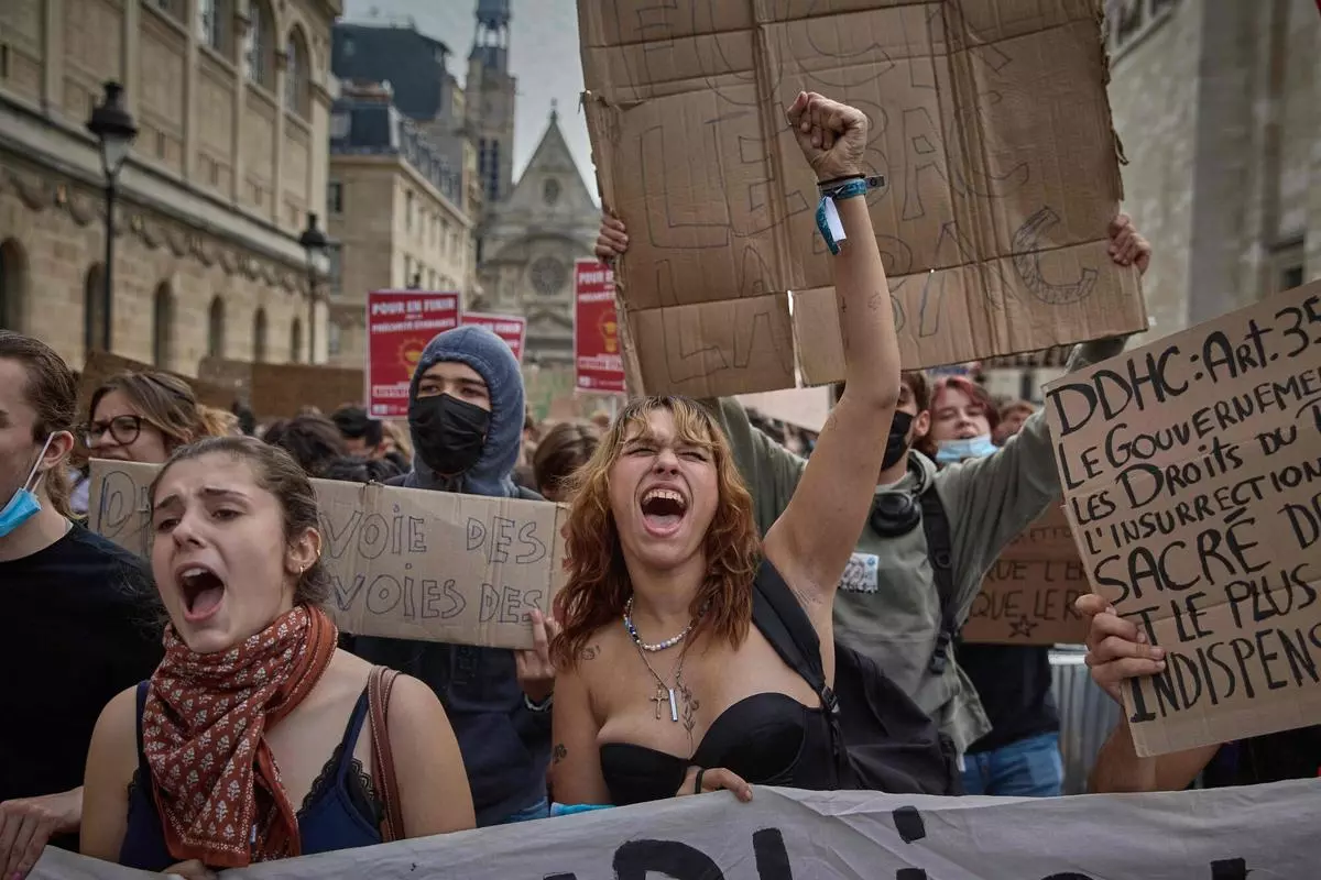 Miles de estudiantes vuelven a las calles de Francia contra los recortes educativos y acusan al Gobierno de abandonar a la Generación Z