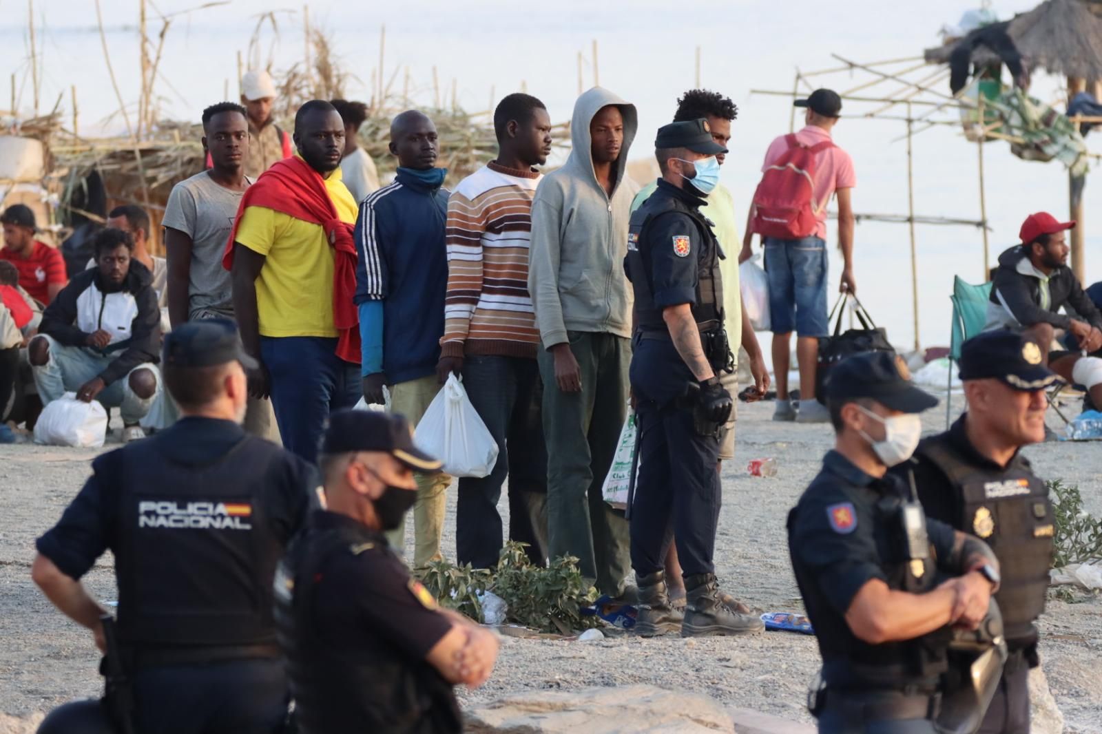Más de 1.100 migrantes son desalojados de la playa del Trampolín en Ceuta y unos 900 regresan voluntariamente a Marruecos