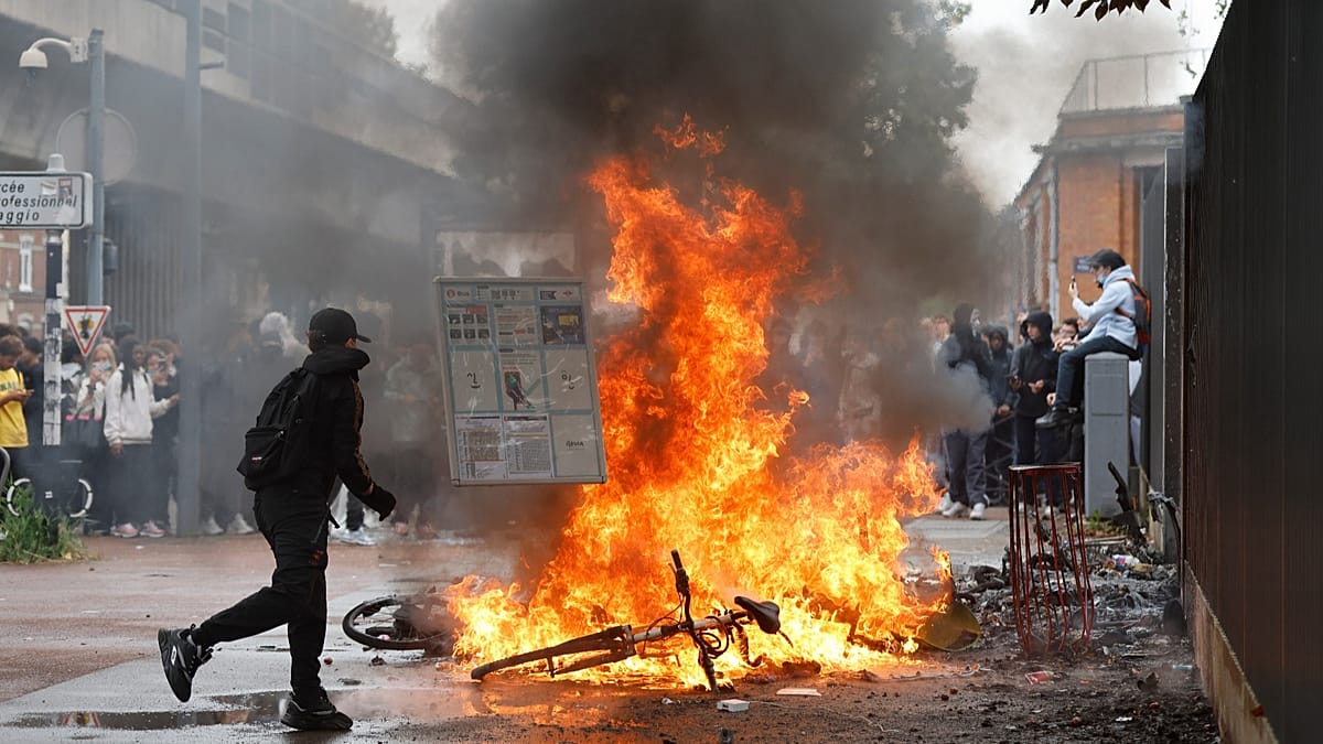 Las protestas estudiantiles se extienden por Francia con más de 600 detenidos, institutos incendiados y enfrentamientos con la policía