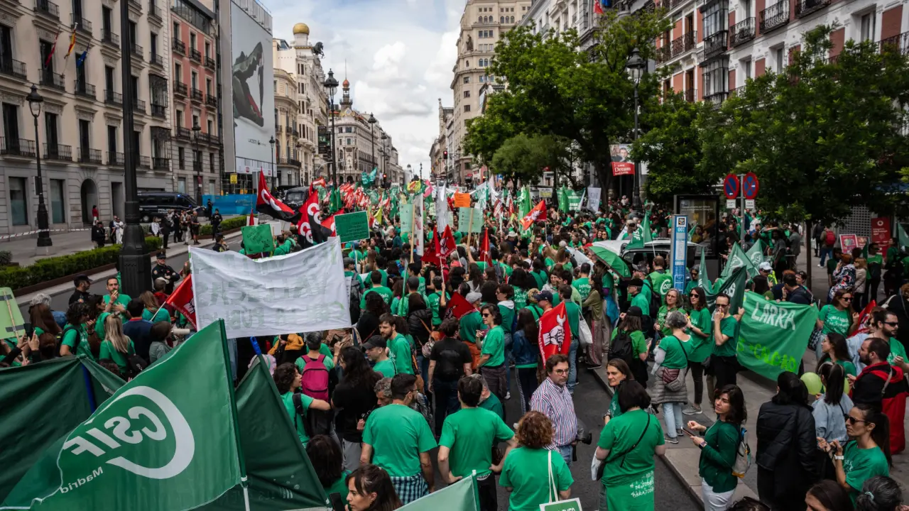 La huelga indefinida de profesores de Madrid reclama mejoras salariales, menos alumnos por aula y una reducción de las horas lectivas