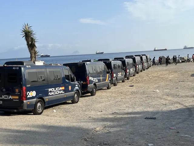 La Policía acelera el desalojo del campamento migrante de Ceuta ante la visita de los Reyes: 1.400 personas ya han regresado a Marruecos
