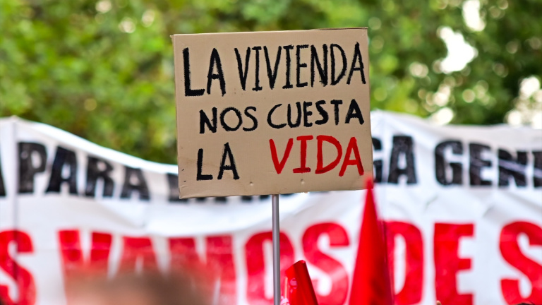 672.000 niños y niñas viven en hogares que destinan más del 40 % de sus ingresos a pagar la vivienda