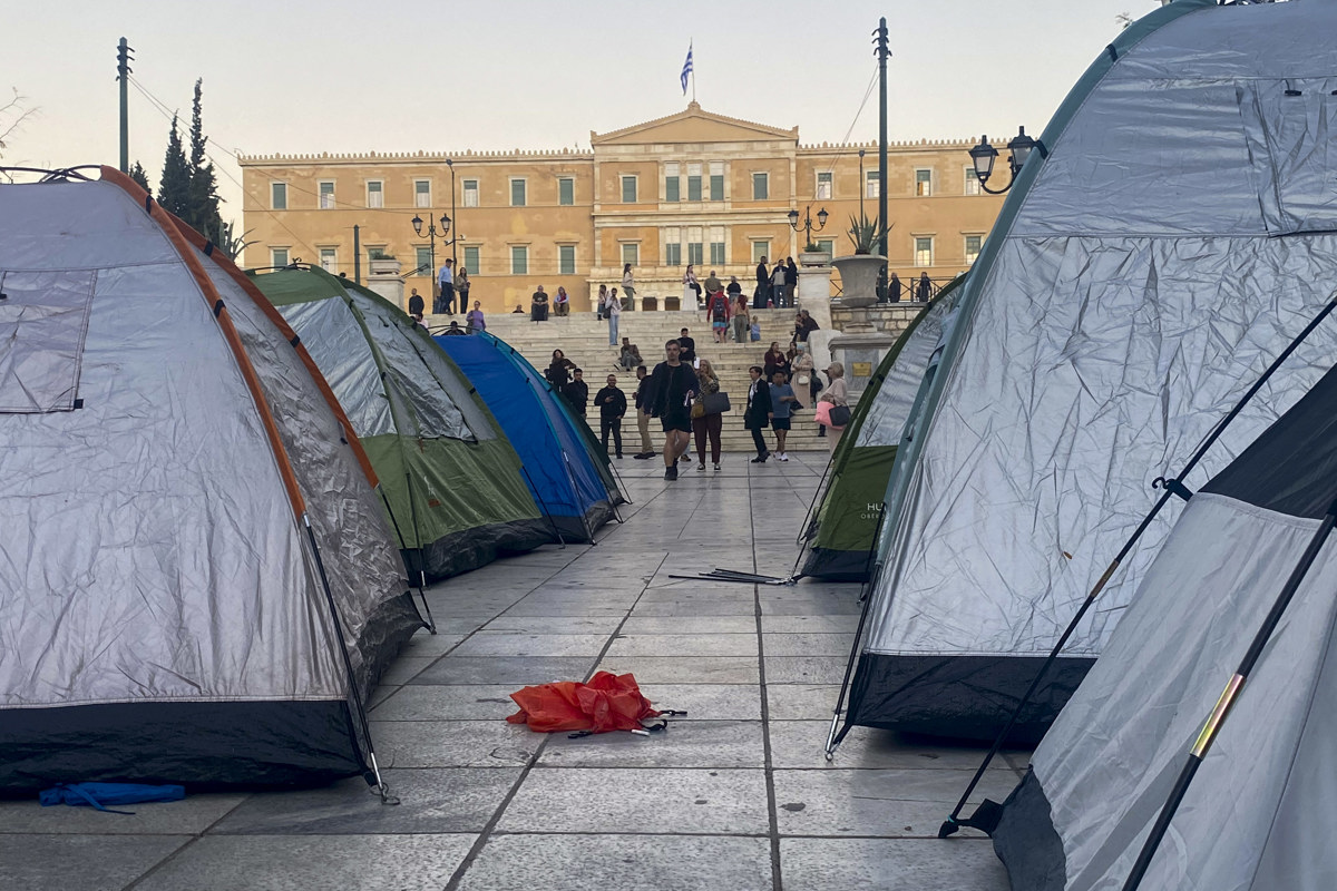 Grecia se suma a las protestas por la vivienda en Europa con estudiantes acampados ante el Parlamento para exigir alquileres accesibles
