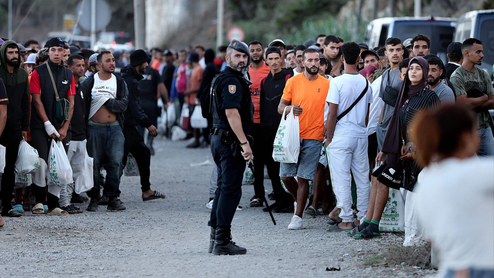 La Policía y el Ejército desalojan a 150 migrantes del asentamiento de El Guano en Ceuta mientras algunos optan por regresar a Marruecos