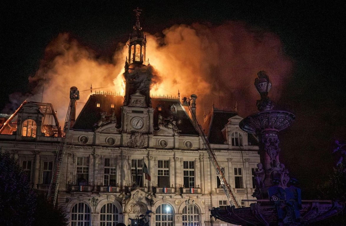 Francia vive una jornada de protestas que acaba con asaltos a comercios de lujo, un ayuntamiento en llamas y 1800 detenciones
