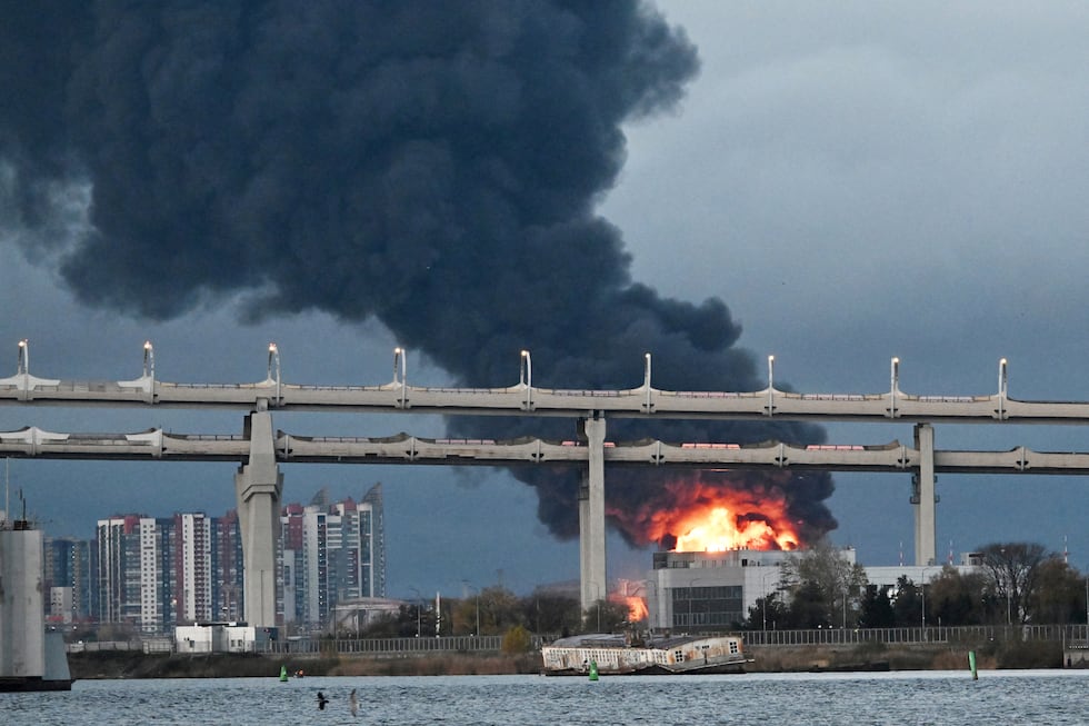 Ucrania lanza sobre San Petersburgo uno de los mayores ataques con drones de la guerra y golpea infraestructuras petroleras y logísticas