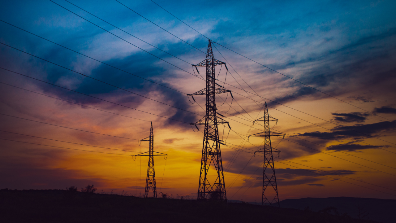 Red Eléctrica activa dos veces en 15 minutos todos sus recursos para evitar un nuevo apagón y pide a grandes empresas que reduzcan su consumo