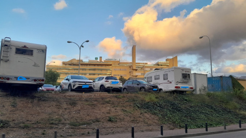 Sanitarios temporales de Andalucía duermen en furgonetas y parkings de hospital porque no pueden pagar un alquiler
