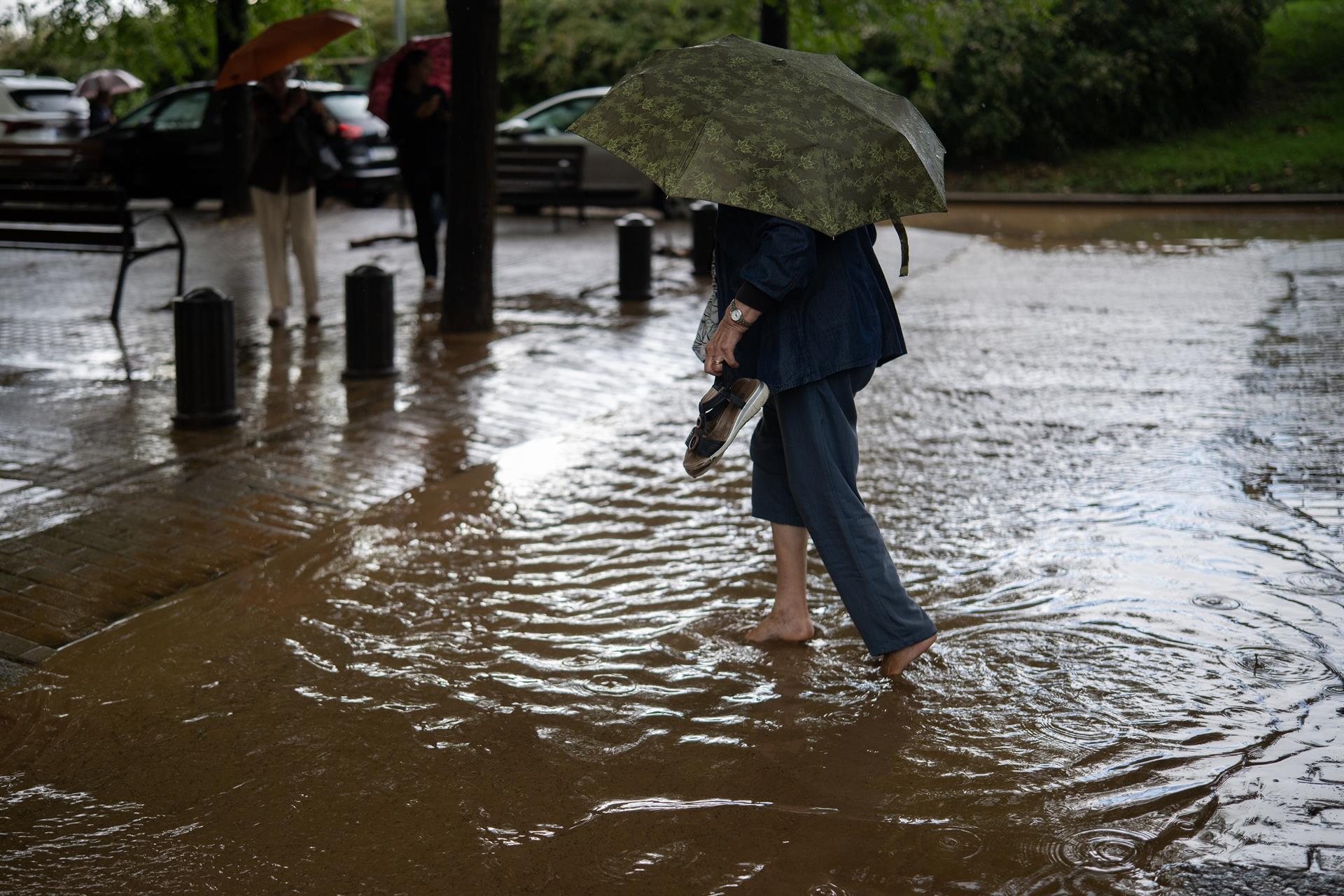 Aviso rojo en Valencia, Castellón y Tarragona por lluvias torrenciales: AEMET prevé hasta 90 litros por metro cuadrado en una hora y riesgo de inundaciones