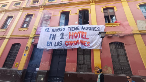 En un corralón del centro de Sevilla, una inquilina con contrato vigente resiste el acoso de una empresa desokupa