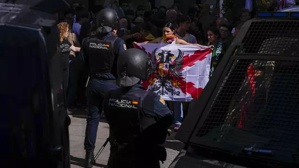 Jóvenes ultras intentan reventar la acampada por la vivienda de Sol cantando el «Cara al sol» y haciendo el saludo fascista