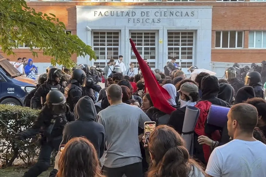 Porras, cinco detenidos y ocho heridos en la Complutense durante una acción de apoyo a la huelga de la educación pública