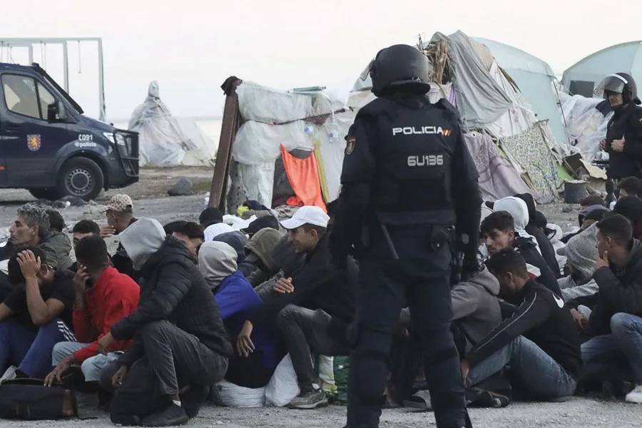 Unos audios recogen a militares de Ceuta riéndose de palizas a migrantes mientras Defensa guarda silencio