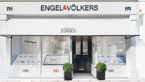 La OCU denuncia que Engel & Völkers cobra a los inquilinos una mensualidad por gestiones que la ley carga al propietario