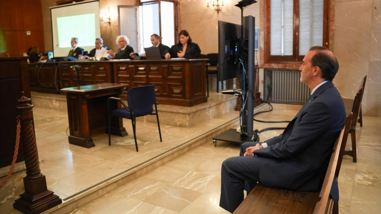 Le Senne, presidente del Parlament balear, será juzgado por delito de odio por rasgar la foto de las Rojas del Molinar
