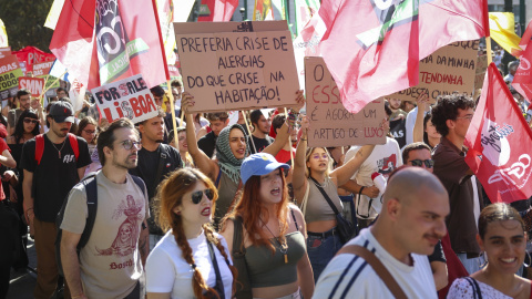 Miles de personas marchan en Lisboa contra el coste de la vida mientras se extienden las acampadas por la vivienda
