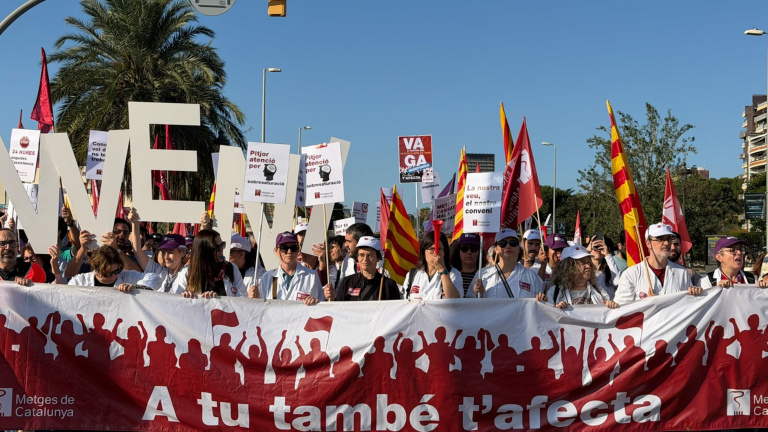 Los médicos catalanes inician una huelga indefinida para exigir un convenio propio y el fin de las guardias de 24 horas