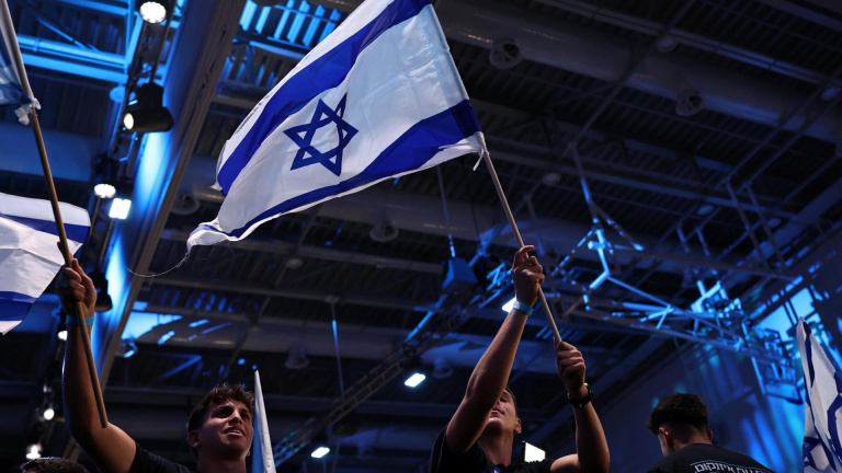 Netanyahu gana en escaños, pero no llega a los 61 para gobernar, en unas elecciones con participación récord en Israel