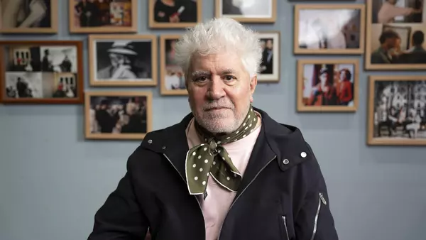 Almodóvar publica su primera novela y advierte de que la inteligencia artificial es un peligro