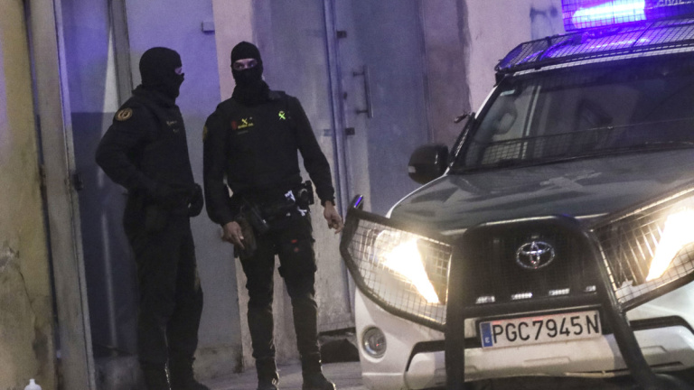 La Guardia Civil registra las sedes de dos ONG que ayudan a migrantes en Ceuta y detiene a dos personas