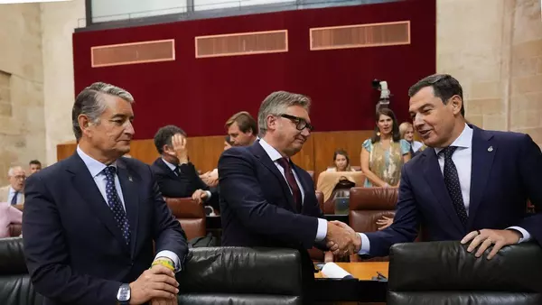 El Parlamento andaluz aprueba con los votos del PP una iniciativa de Vox que pide la «remigración» de inmigrantes