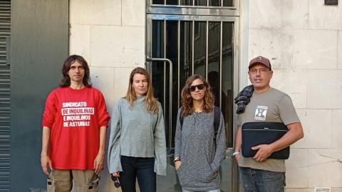Una inquilina de Gijón denuncia acoso inmobiliario: sin luz en el portal desde julio y con pegatinas de desokupación en las puertas